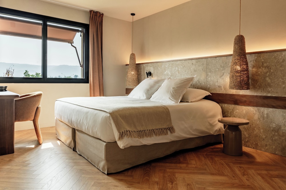 Privilege, King Bed