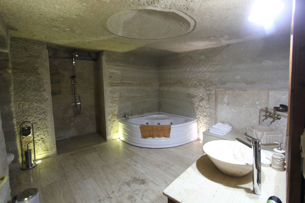 Family Cave Suites Hotel 24/50