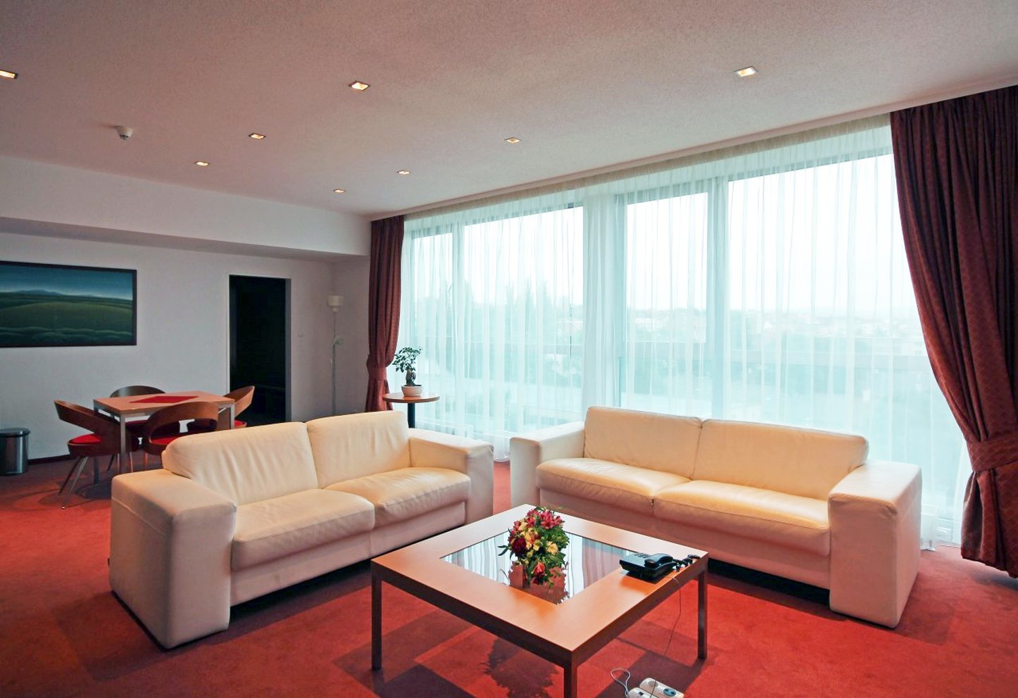 Avanti Hotel 42/72