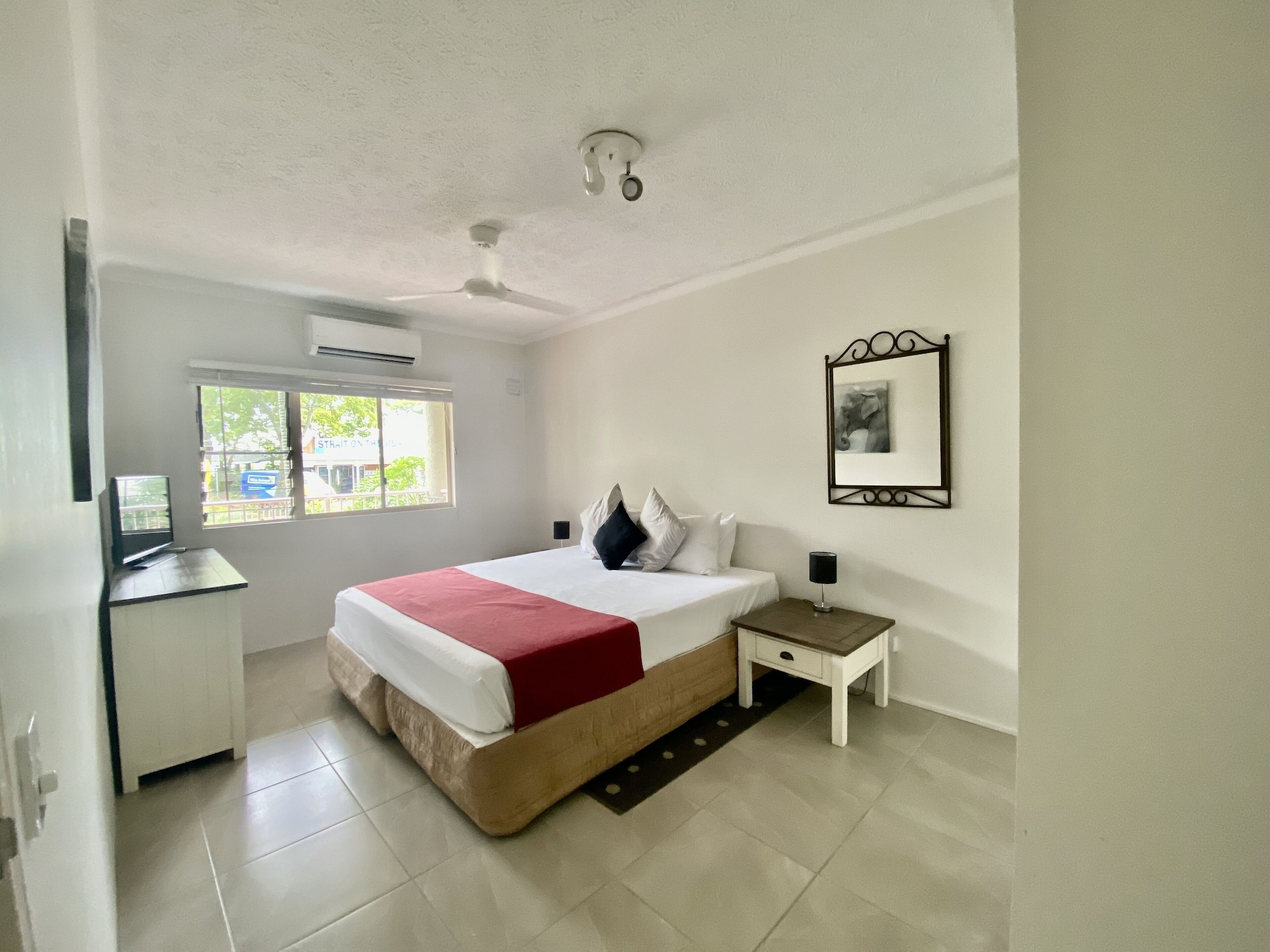 شقة بريميوم بسريرين منفصلين بإطلالة على البحر بغرفة نوم واحدة، CAIRNS BEACH RESORT 3/7