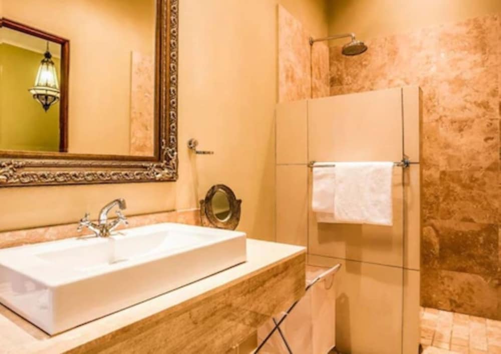 غرفة ديلوكس بسرير كينج، Willows Boutique Hotel 2/2