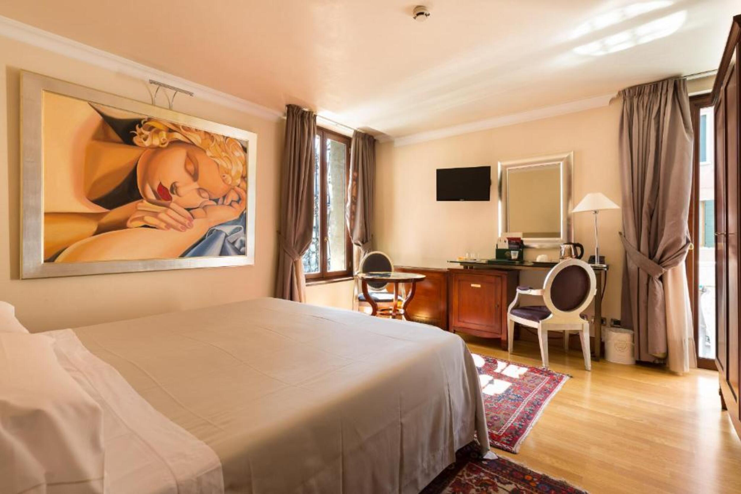 DELUXE, DOUBLE BED, CANAL VIEW