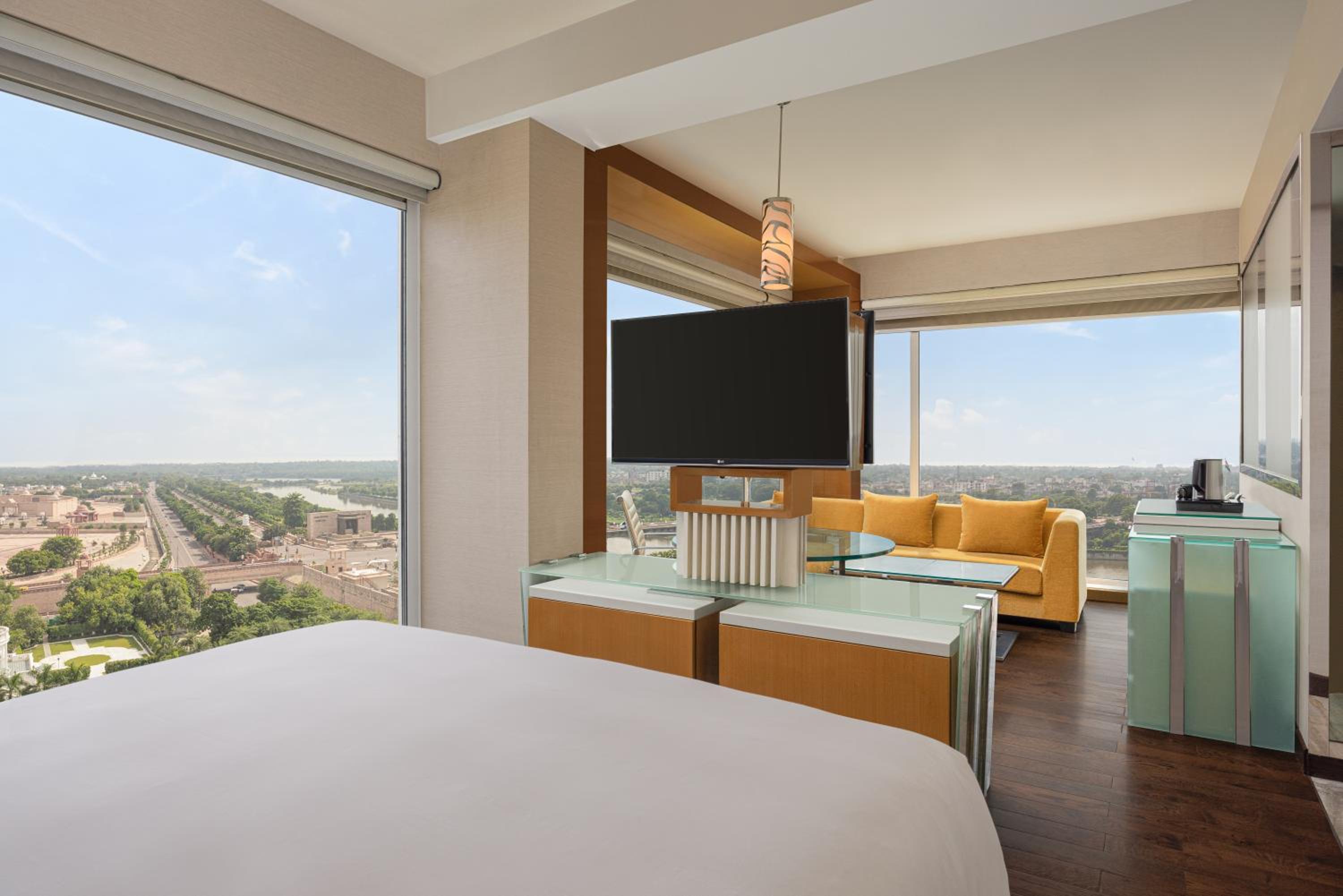Studio, Suite, King Bed, River Front