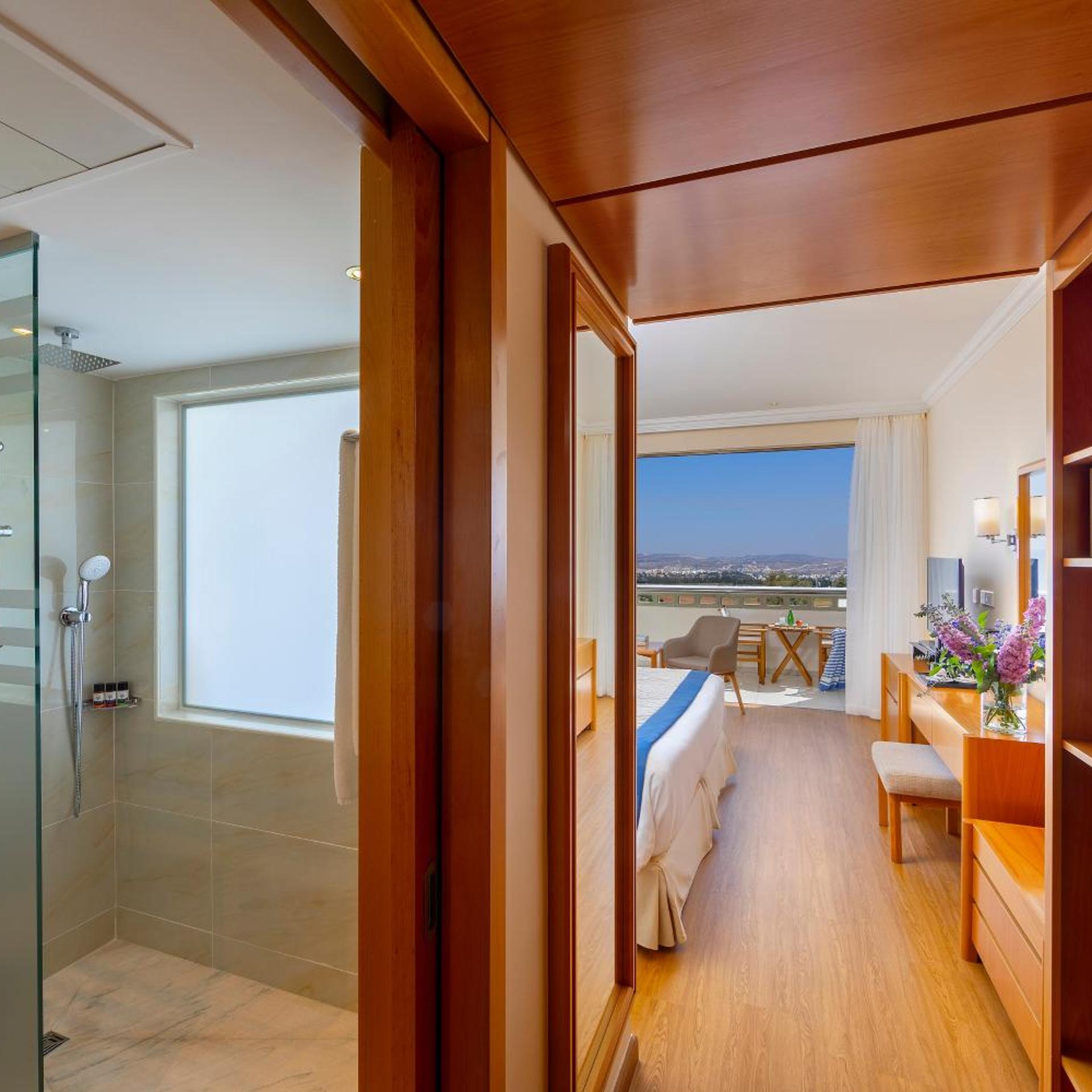 Superior, King Bed, Land View