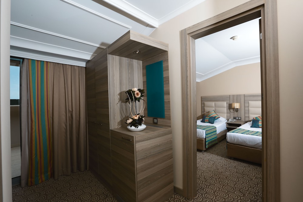 Insula Resort & Spa 15/35
