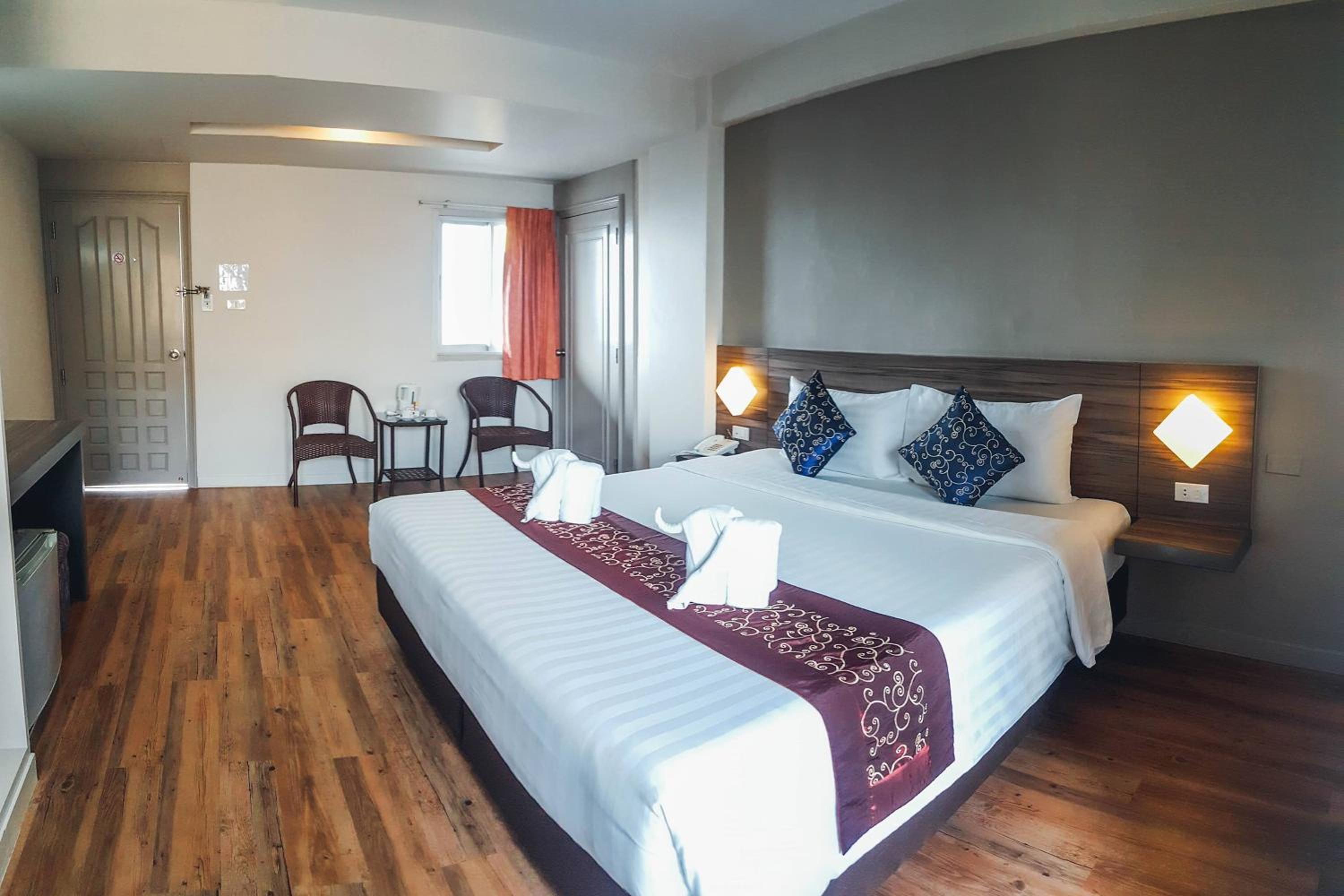 DELUXE, KING BED, CITY VIEW