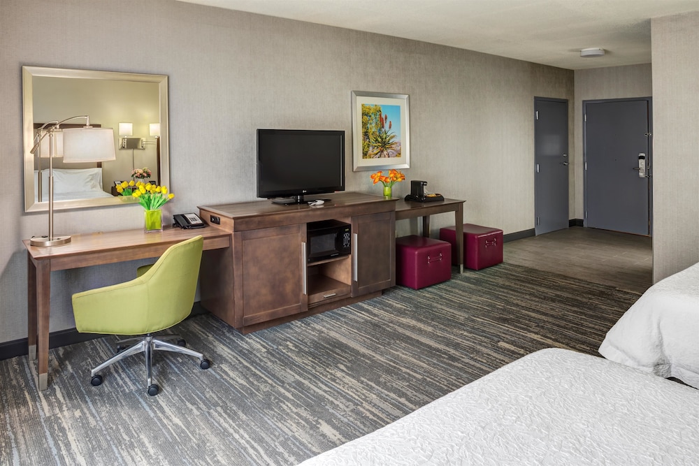 Hampton Inn & Suites Palm Desert 43/64