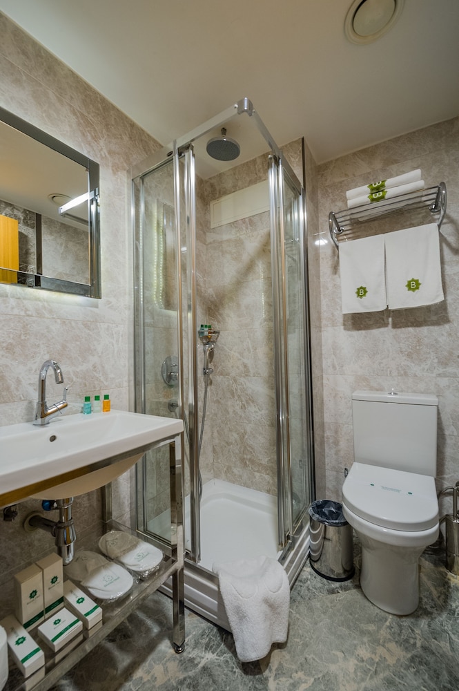 Bizim Hotel 63/64