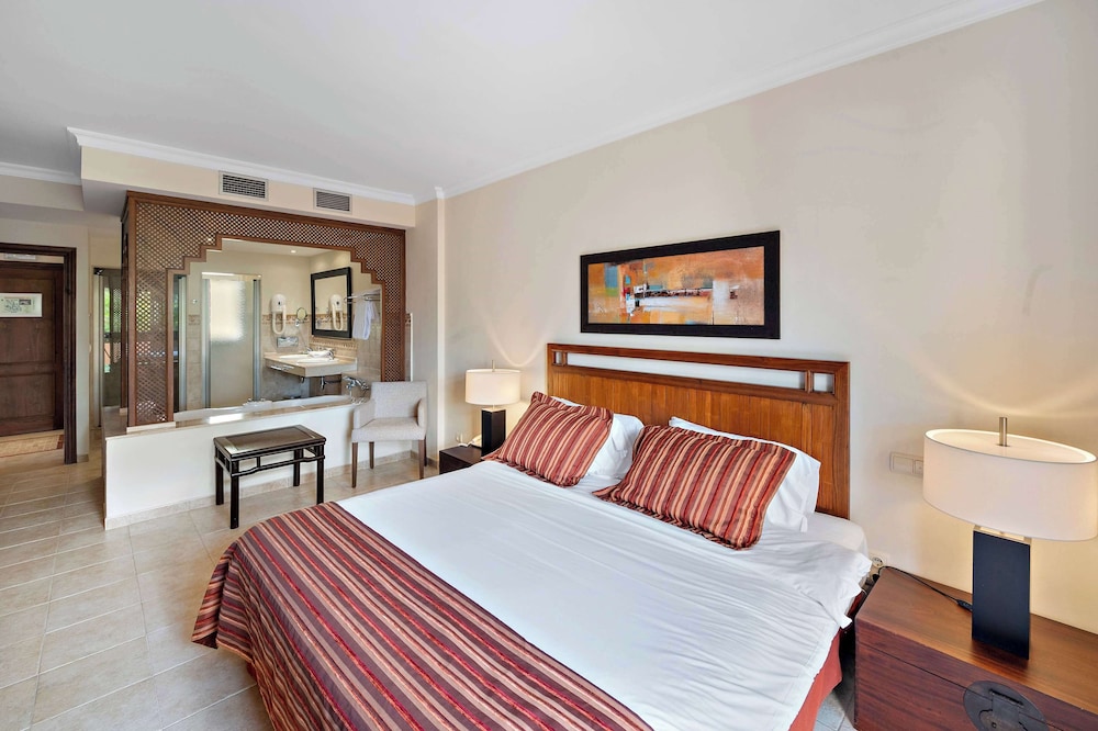 2 Bedrooms, Plus, Premium, Suite, 1 King and 1 Single Beds