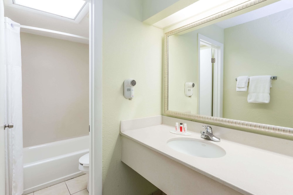Days Inn By Wyndham Cocoa Beach Port Canaveral 20/44