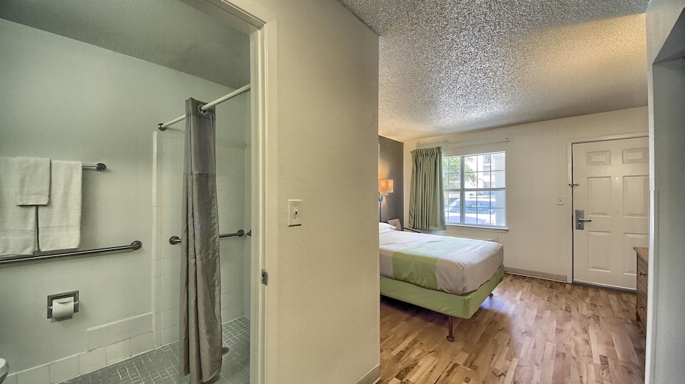 غرفة قياسية بسرير كينج لذوي الإعاقة، Studio 6 Extended Stay - San Antonio, TX - Six Flags 9/9