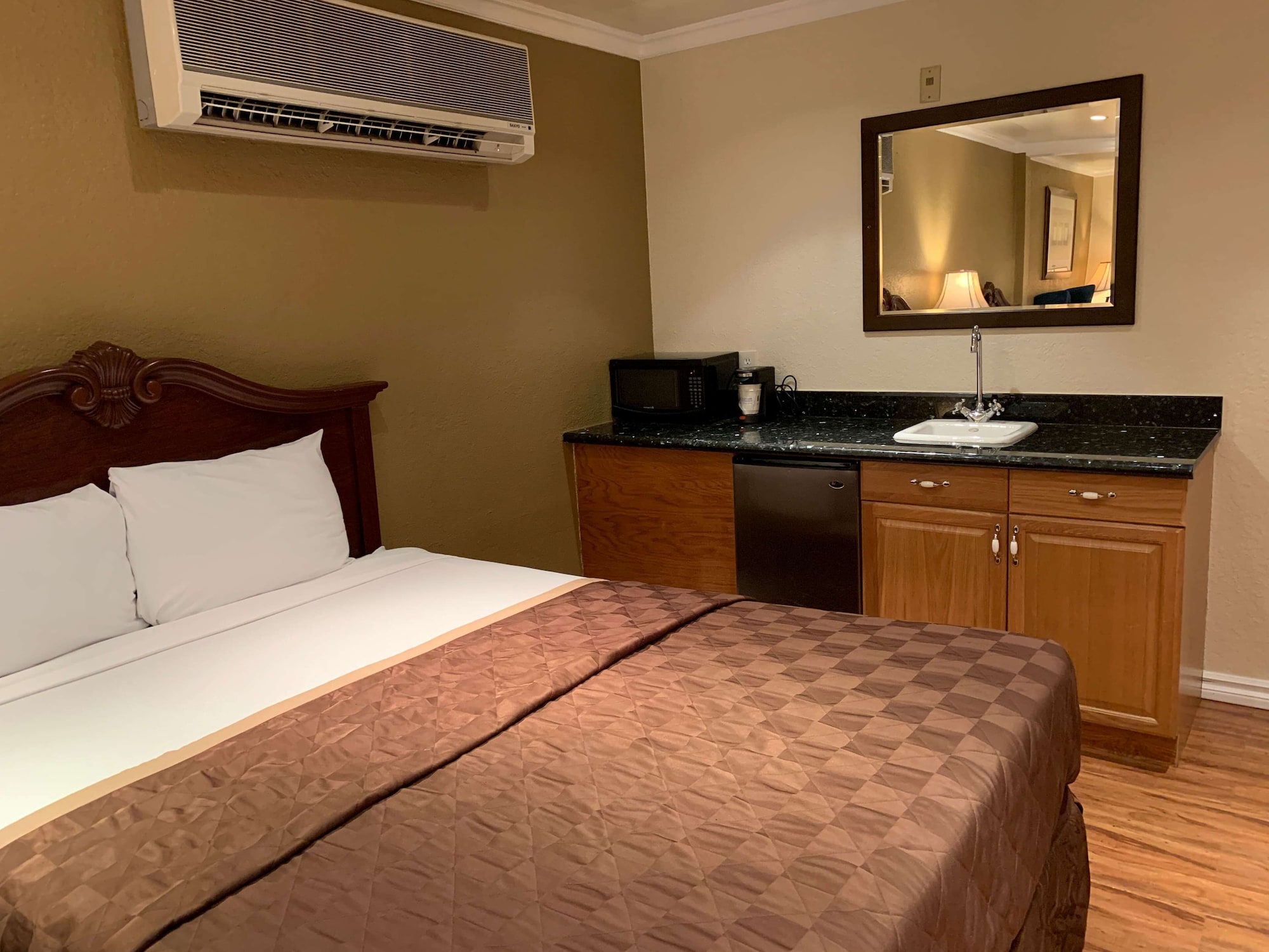 SUITE, KING BED