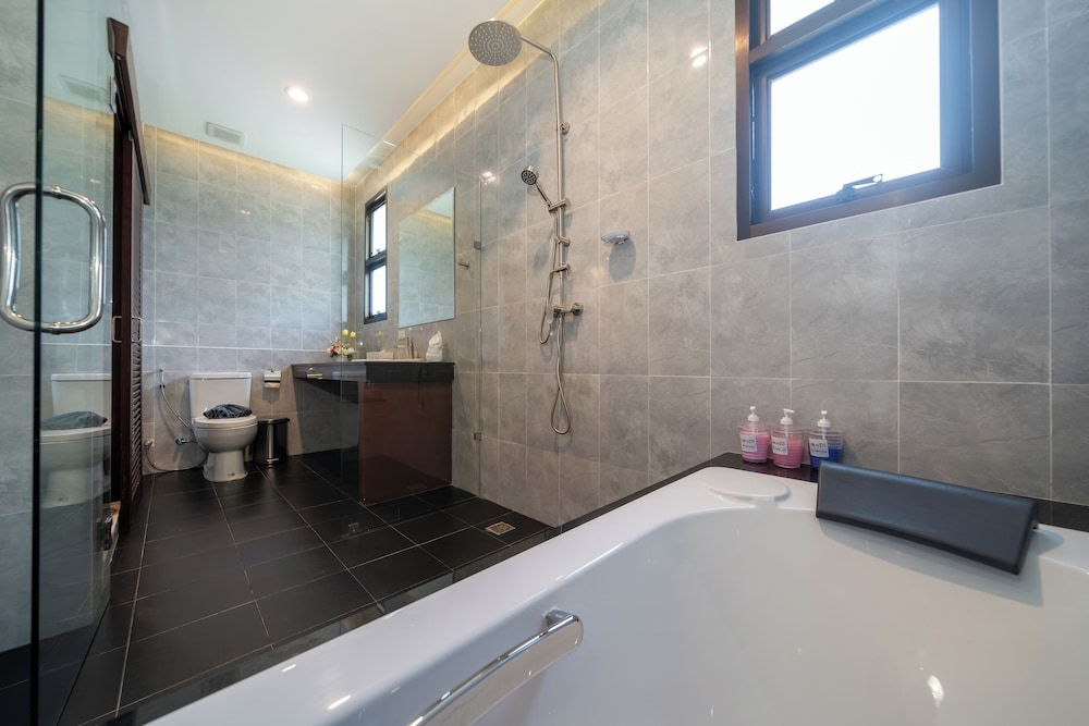 1 bedroom suite Pool Access (90 sqm)