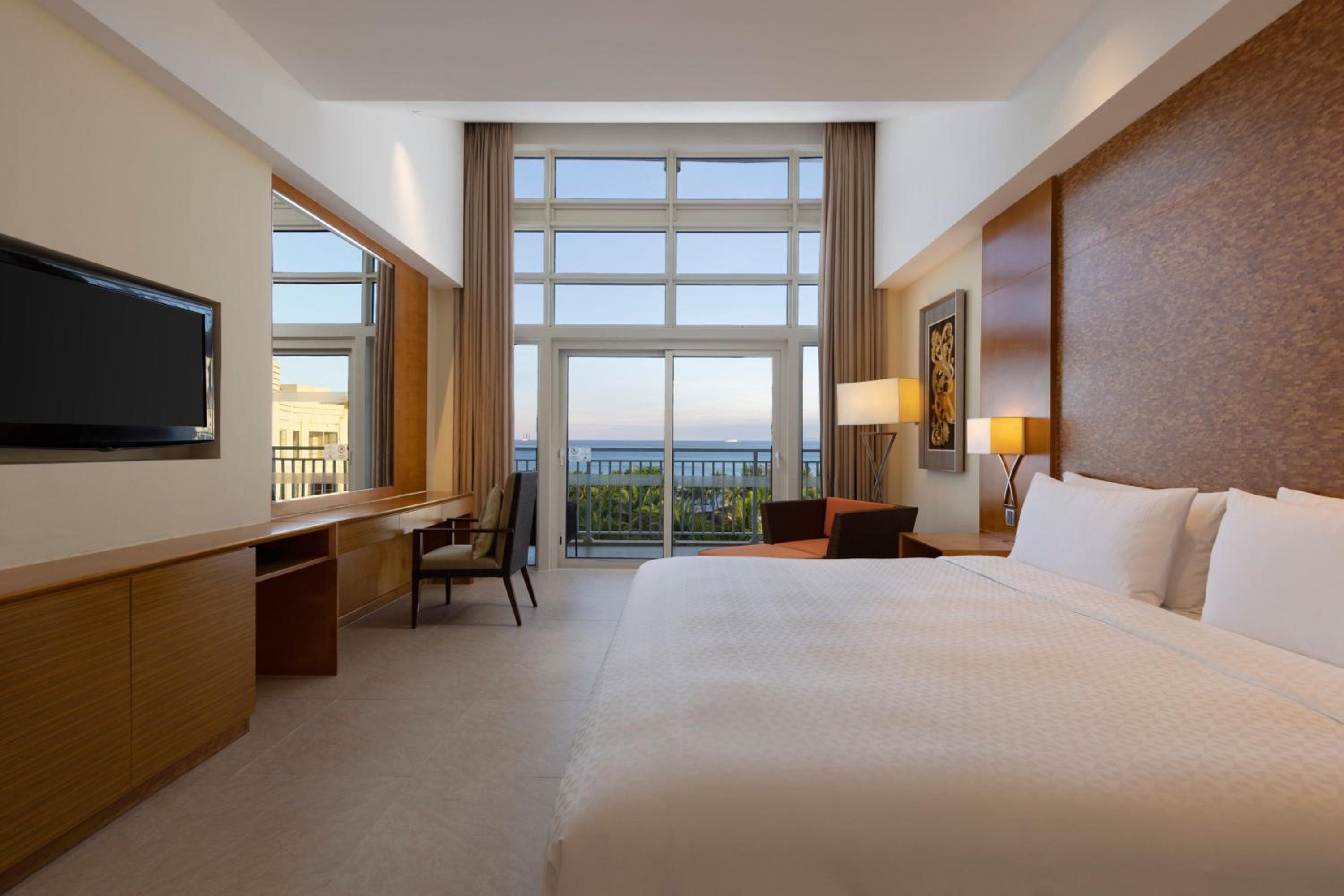 Guest Room, King Bed, Sea Front, Balcony