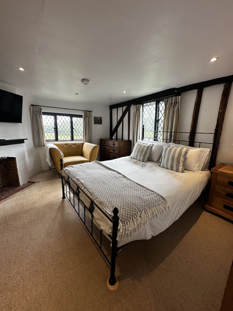 Dunsfold B&amp;B 6/44