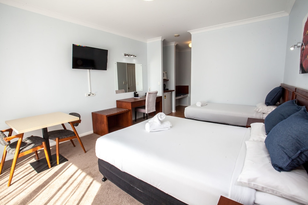 SPRINGWOOD MOTOR INN 28/50