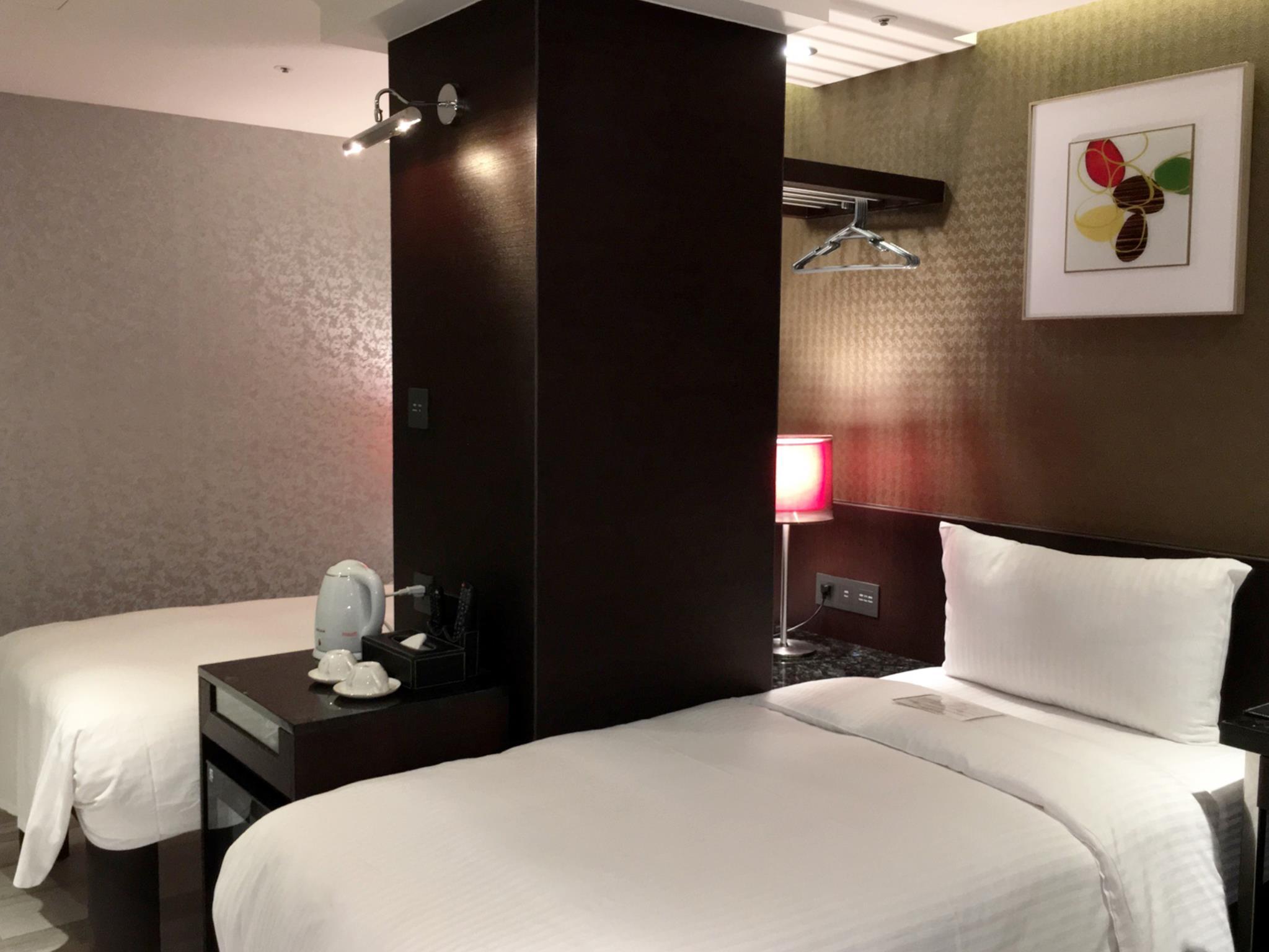 Room, Twin Beds, No Window