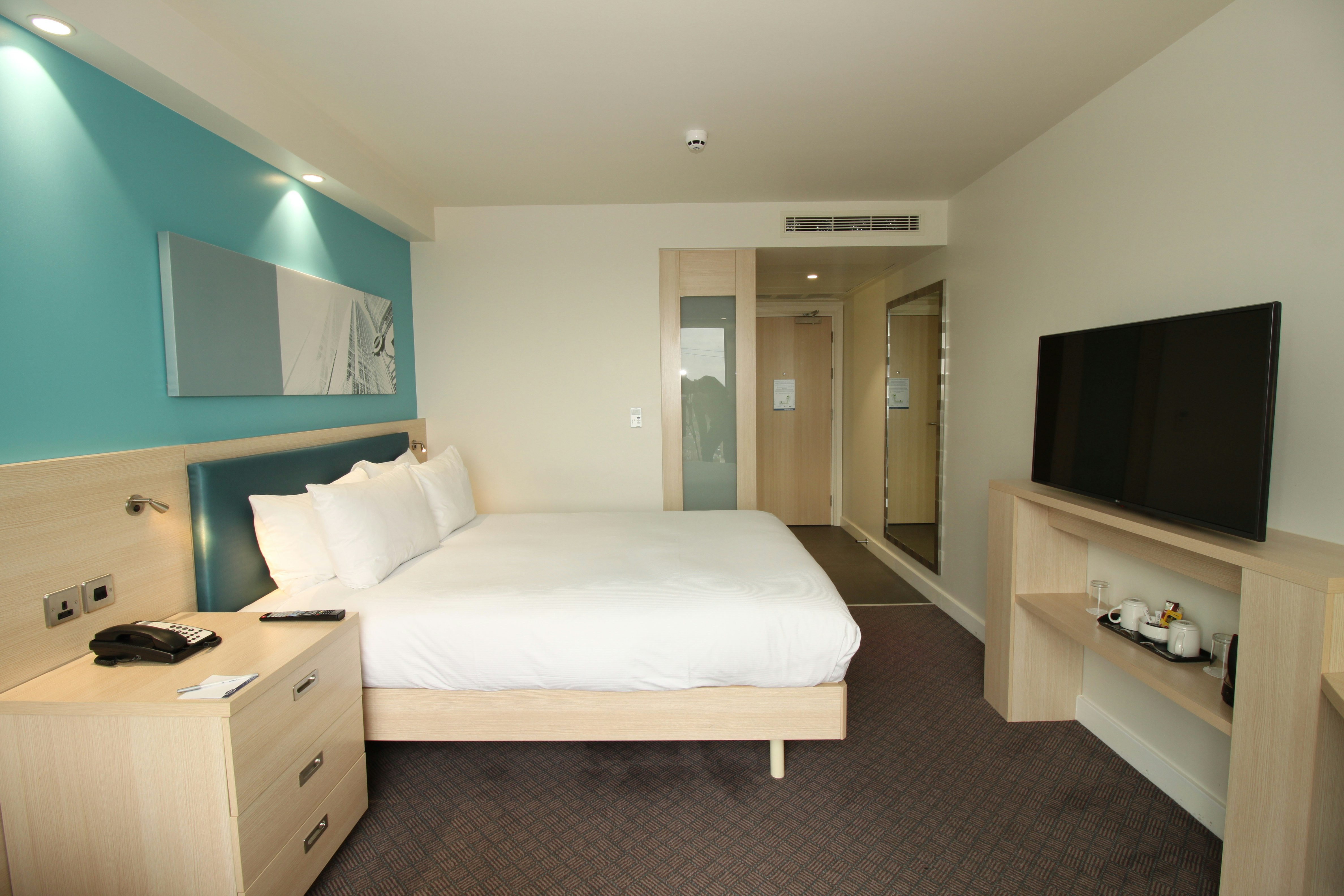 ROOM, QUEEN BED