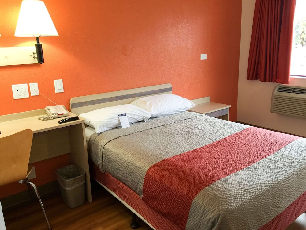 Motel6 Roseville, MN - Minneapolis North 17/33