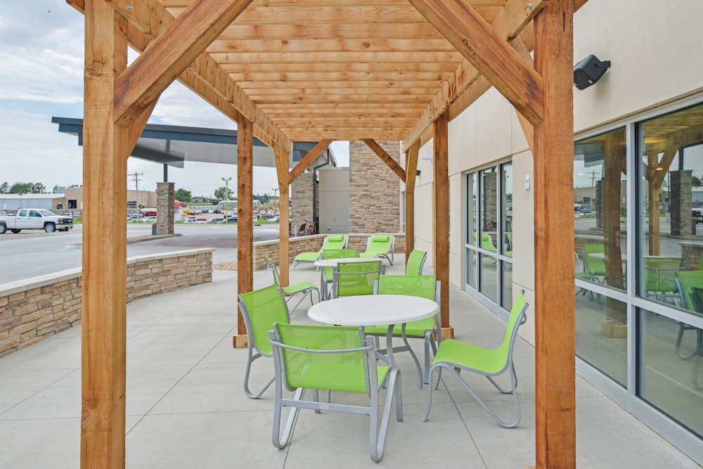 Holiday Inn Express Suites Chadron 53/76