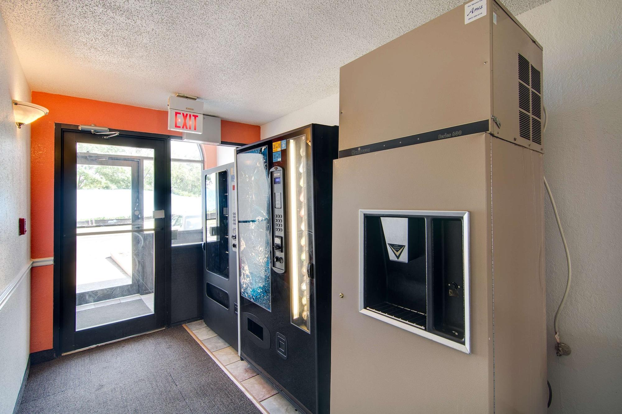 Motel6 Waukegan, IL in WAUKEGAN - IL