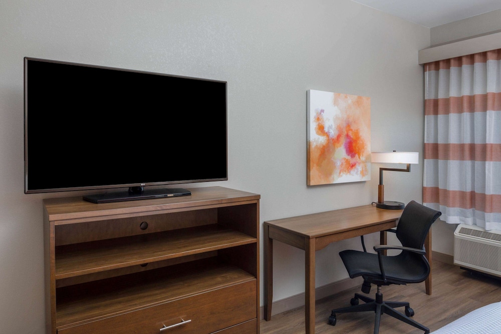 La Quinta Inn and Suites by Wyndham Perry 28/32
