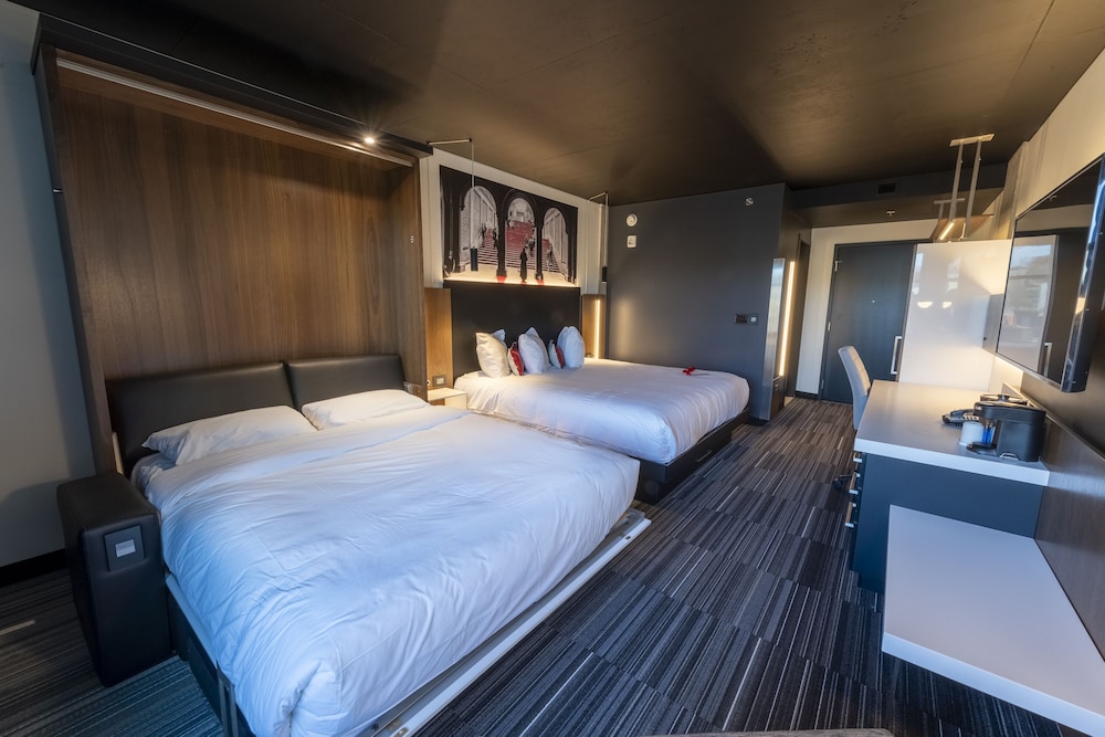 GRAND COMFORT, SUPERIOR, KING BED, QUEEN MURPHY BED