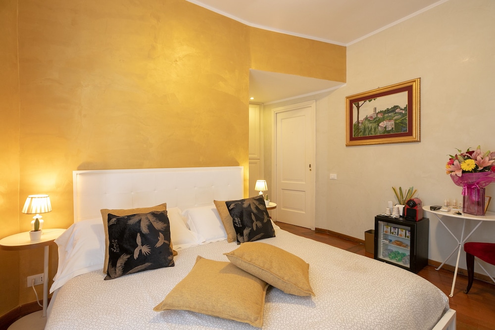 Golden Rooms 34/48