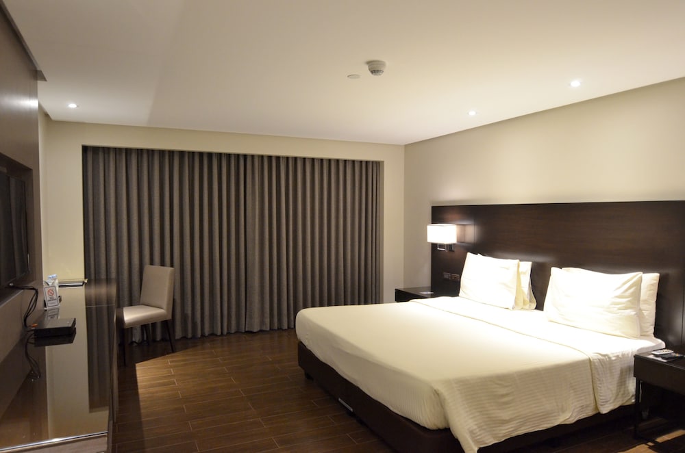 DELUXE, KING BED