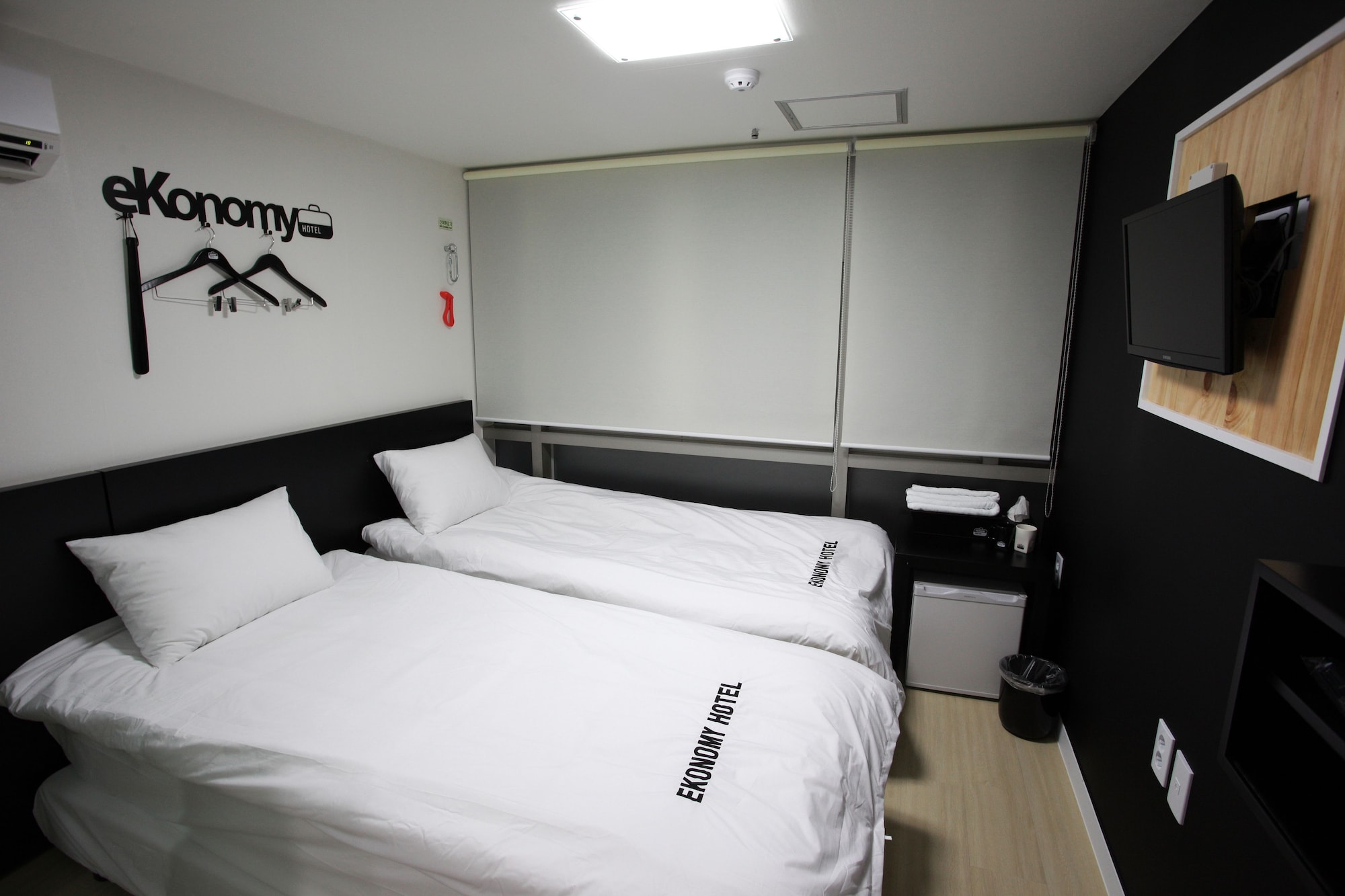 ROOM, TWIN BEDS