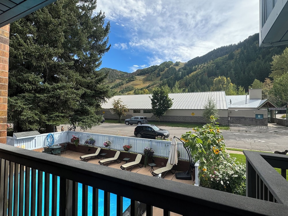 Shadow Mountain Lodge 7/68