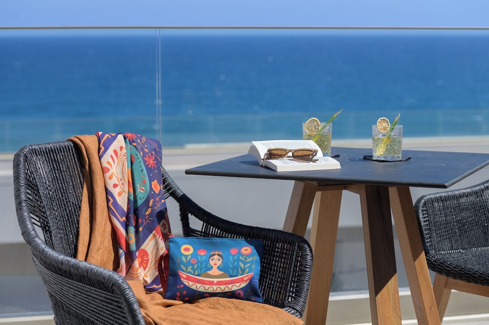 Castelo Boutique Suites by the sea 68/76