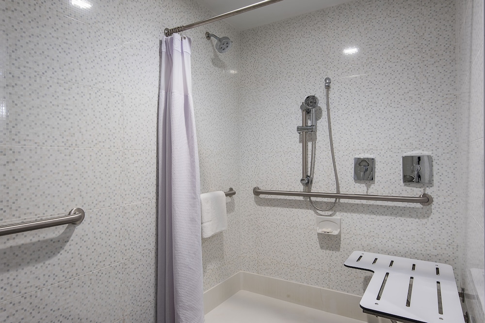HOLIDAY INN EXPRESS PRINCETON SOUTHEAST 15/69