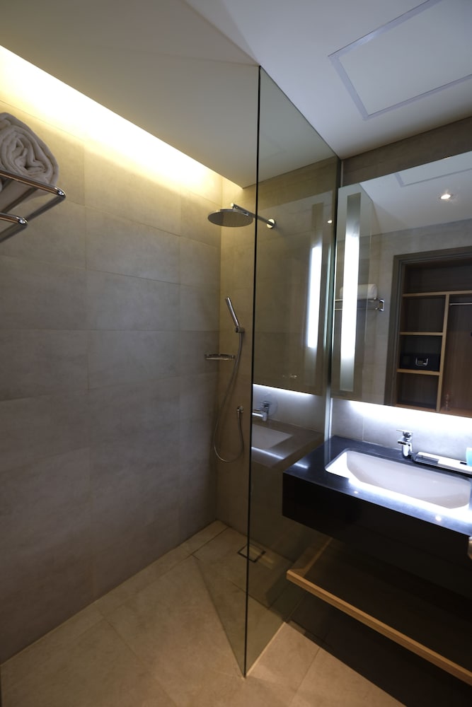 Hotel Ayola Lippo Cikarang 19/60