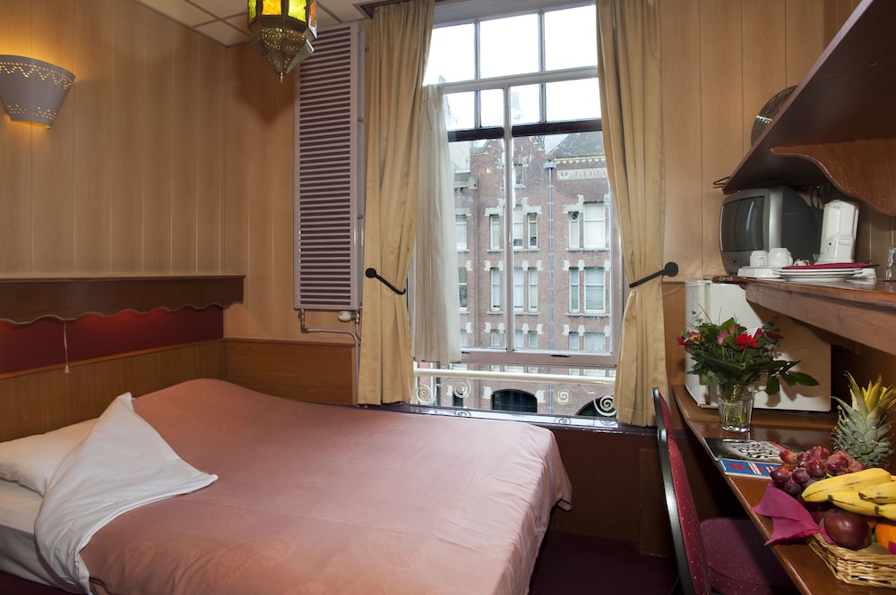 Nadia Hotel 7/32