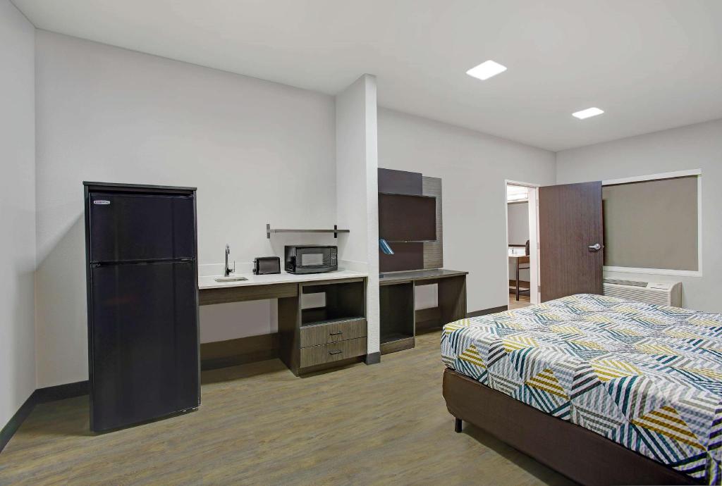 1 King Bed Mobil Acc RI Shwr Nsmk Kitchen, Motel6 Monahans, TX 3/8