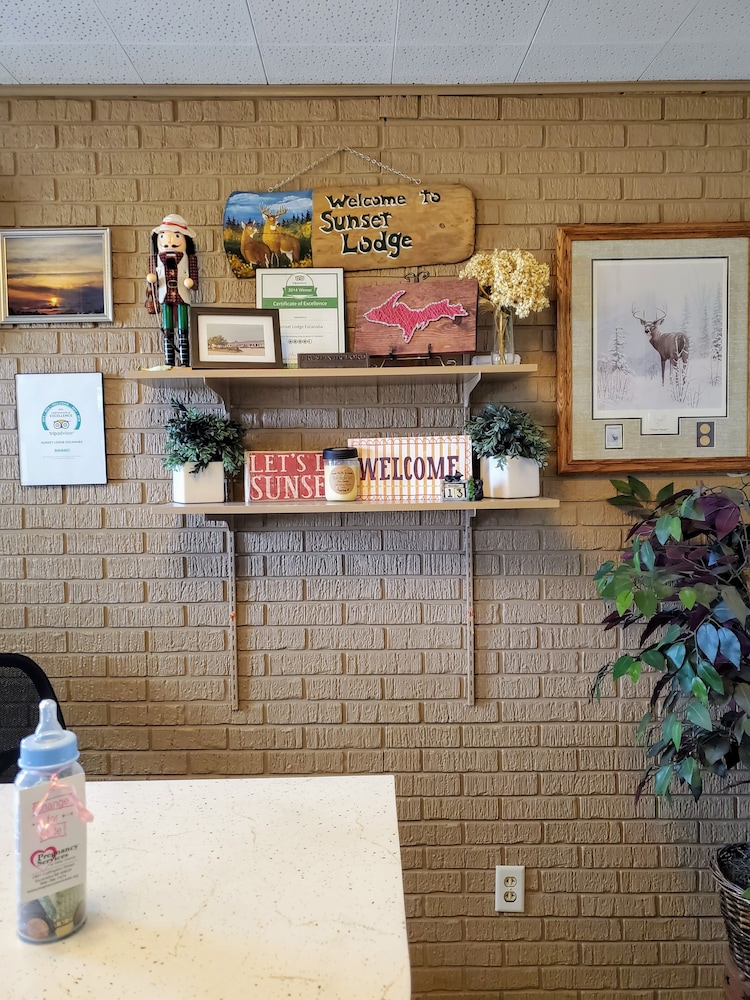 Sunset Lodge Escanaba 28/32
