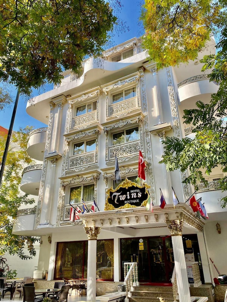 Twins Hotel 2/29