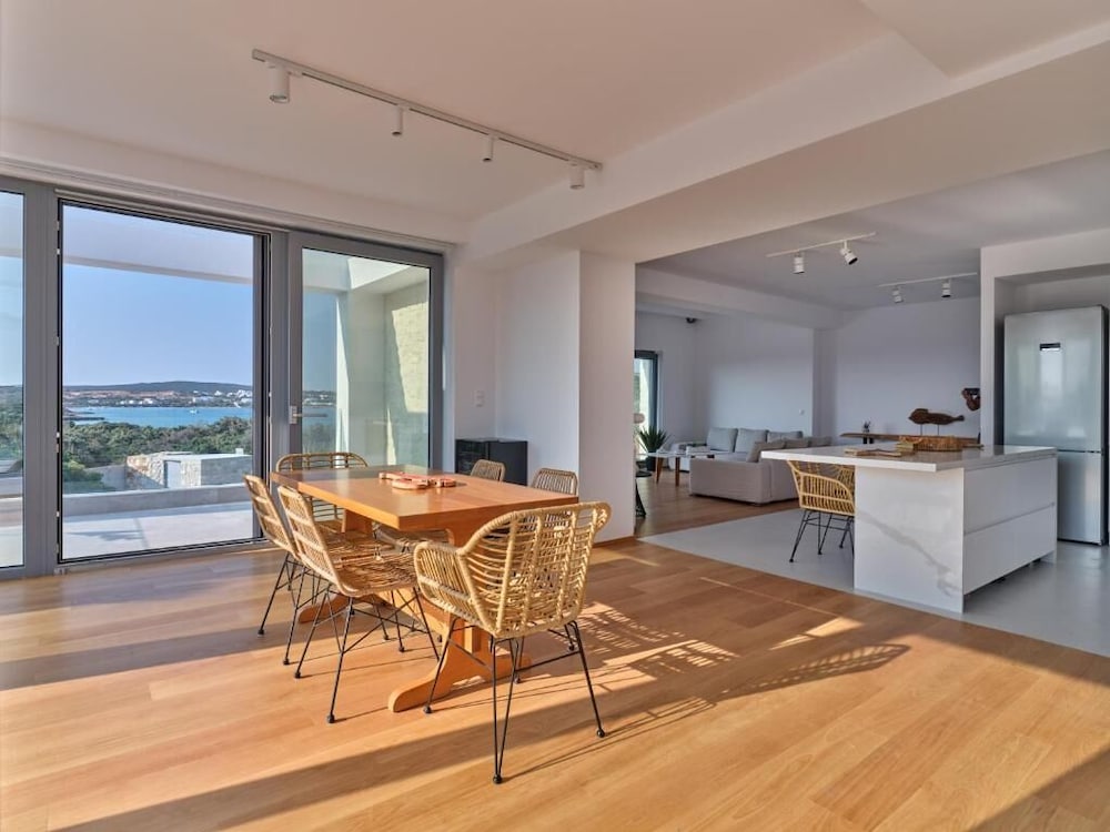 Empire Luxury Villas 40/48