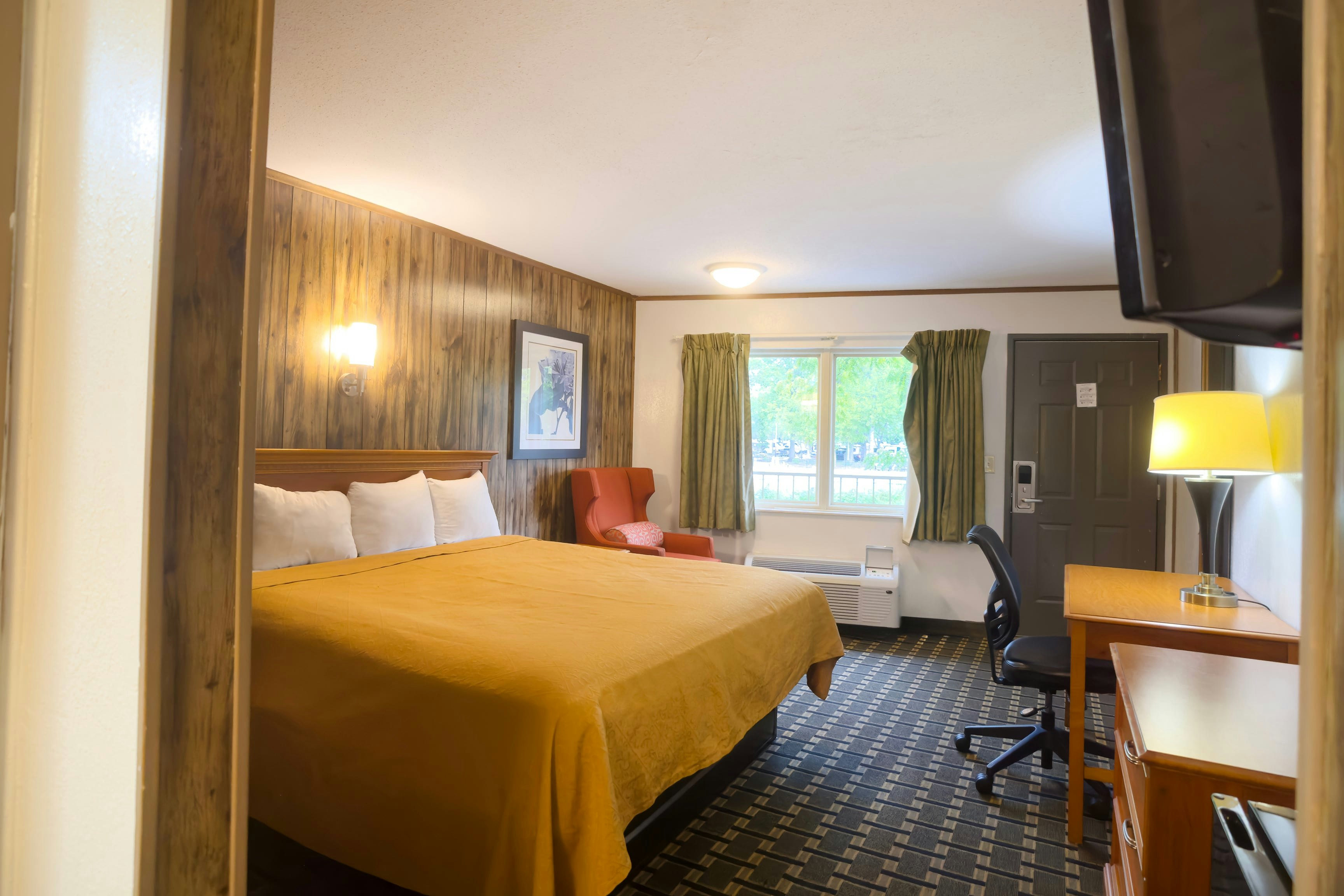 غرفة بسرير كينج بإطلالة على النهر، Tennessee Mountain Lodge Riverside by OYO 4/6