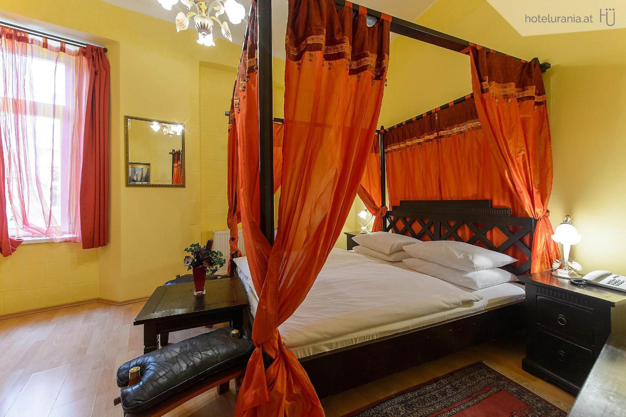 Theme، Hotel Urania 4/4