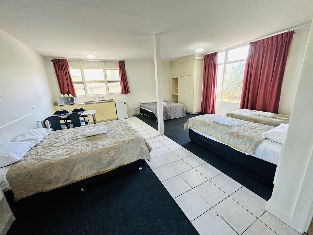 JACKSONS MOTOR INN 28/74