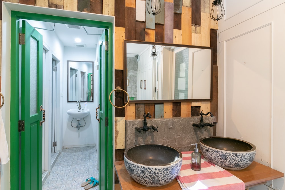 Ratana Boutique Hostel 17/18