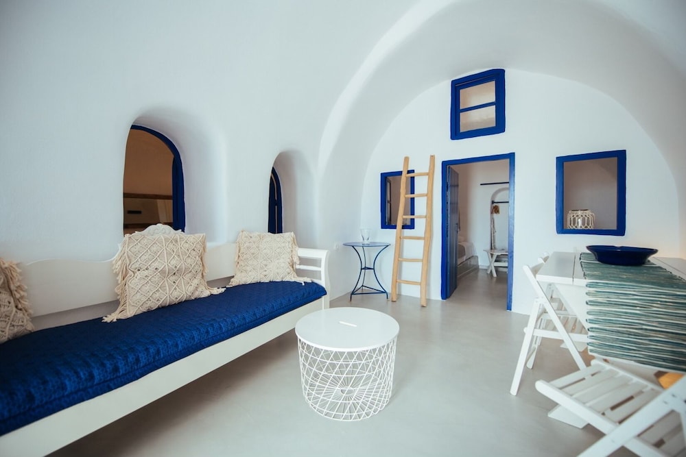 Blu Blanco Cave House 14/47