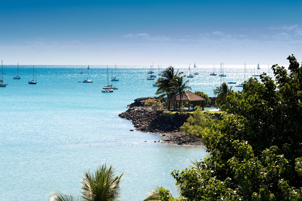 AIRLIE BEACH HOTEL 65/70