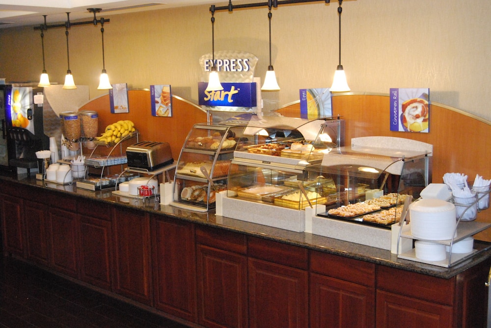 Holiday Inn Express Hotel Suites Auburn Hills 34/65
