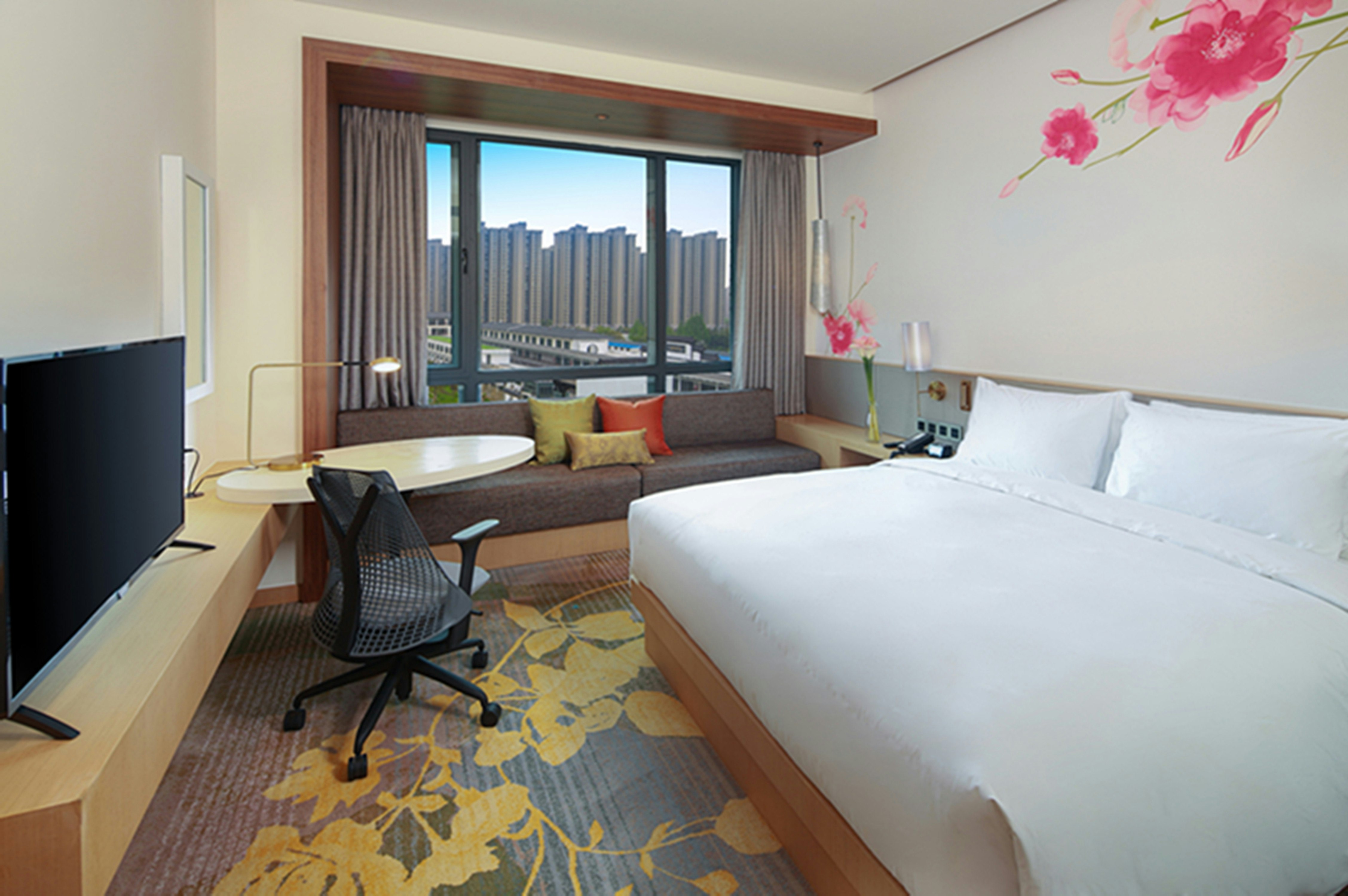GUEST ROOM, KING BED