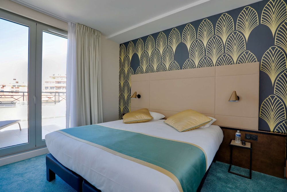 CLASSIC, QUEEN BED, TERRACE