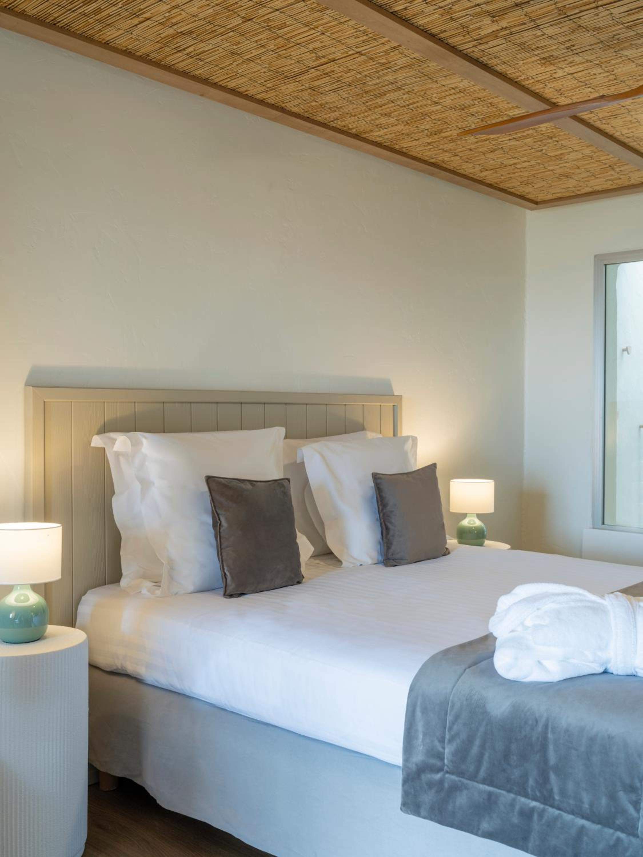 Room, Quintuple, Sea View
