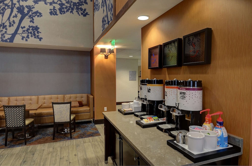 Hampton Inn Suites Baltimore Woodlawn 24/34